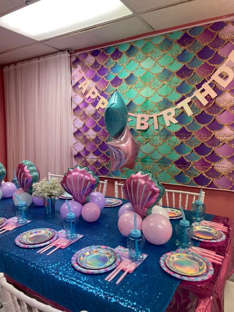 Mermaid Party Table Set Up, Mermaid Table Set Up, Mermaid Party Food Table, Mermaid Party Table, Mermaid Table, Food Table Decorations, Mermaid Party Food, Birthday Party At Park, Mermaid Barbie