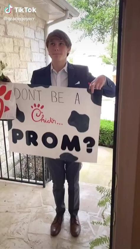 Prom Proposal Videos, Funny Promposals, Homecoming Dance Proposal, Hoco Queen, Girl Ask Guy, Sadies Proposal, Creative Prom Proposal Ideas, Cute Hoco Proposals, Prom Invites