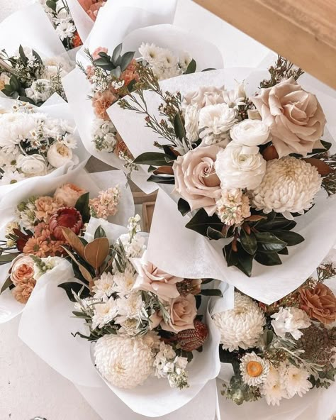 Neutral Color Wedding Flowers, Wedding 2023 Decor, Neutral Spring Wedding Decor, Extravagant Wedding Bouquet, Pink And Champagne Wedding Flowers, Neutral Flower Bouquet Wedding, Wedding Flowers Neutral Colors, Fall Neutral Wedding Flowers, Simple Neutral Wedding Centerpieces