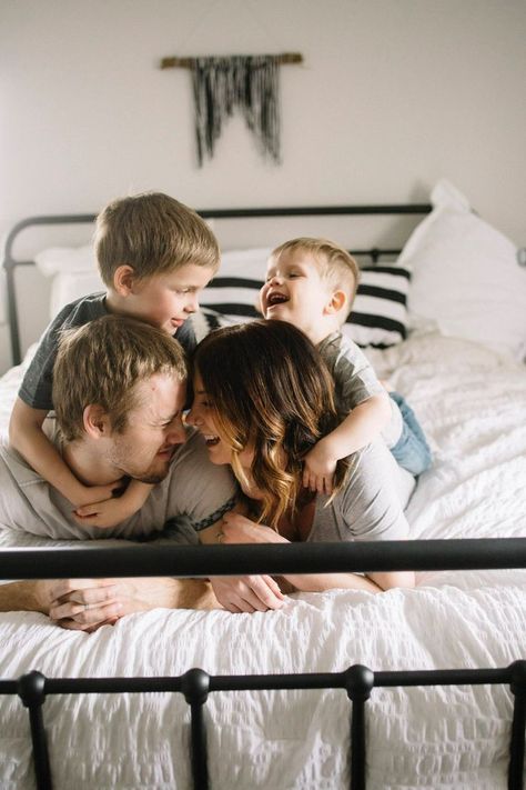 Lifestyle photography, family photo' in home session Indoor Family Photography, Indoor Family Photos, Family Photoshoot Poses, Indoor Family, Home Photo Shoots, Family Photoshoot Outfits, Family Photo Pose, Fall Family Pictures, Family Inspiration