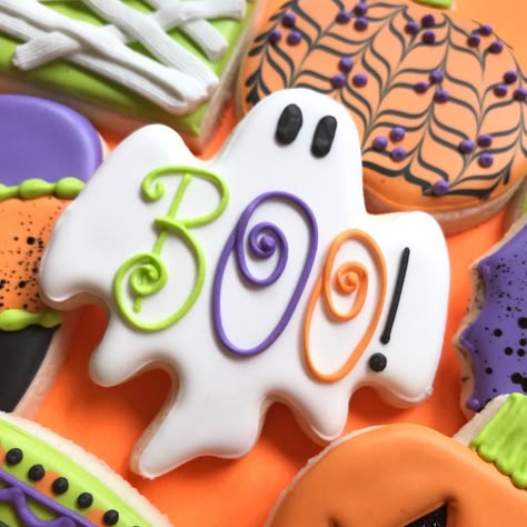 Spooky Halloween Cookies, Halloween Sugar Cookies Decorated, Halloween Cookies Decorated, Halloween Sugar Cookies, Easy Designs, Halloween Baking, Sugar Cookie Designs, Halloween Cake, Fall Cookies