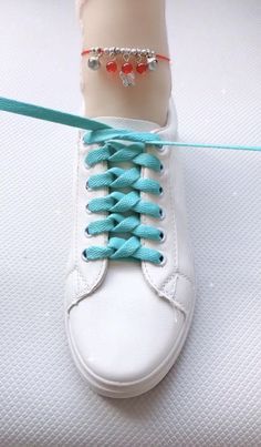 Ways To Tie Shoelaces, Ways To Lace Shoes, Fesyen Islam, How To Tie Shoes, Shoe Lace Patterns Converse, Lace Patterns Converse, Vans Shoe, Knots Diy, Diy Clothes And Shoes