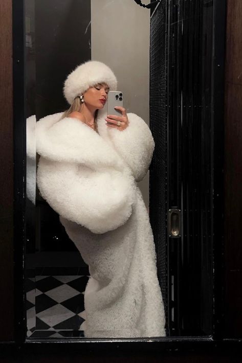 инсайты / отзывы на книги / духовность / практики 🌀 Street Style Women Fall, Oversized Fur Coat, White Fur Coat, Mob Wife, Fur Coats Women, White Fur, Outfits With Hats, Coat Outfits, Fur Fashion