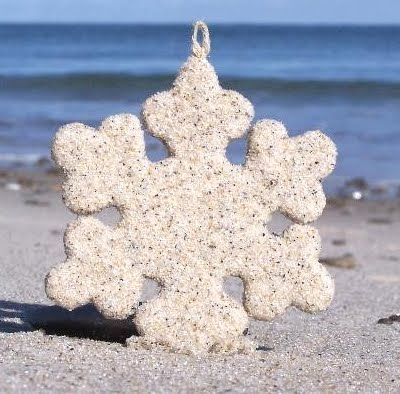 Use the first letter in child's name prepared with a  hole for hanging, covered with glue. Then finish it off with colored sand or glitter. Sand Ornaments, Xmas Table, Beach Grass, Nautical Crafts, Beachy Christmas, Nautical Christmas, Beach Ornaments, Idea For Christmas, Tropical Christmas