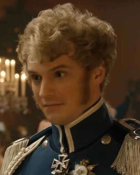 Freddie Stroma, Period Drama Movies, Short Conversation, Anthony Bridgerton, Regé-jean Page, Prince Frederick, King George Iii, Julia Quinn, Queen Charlotte