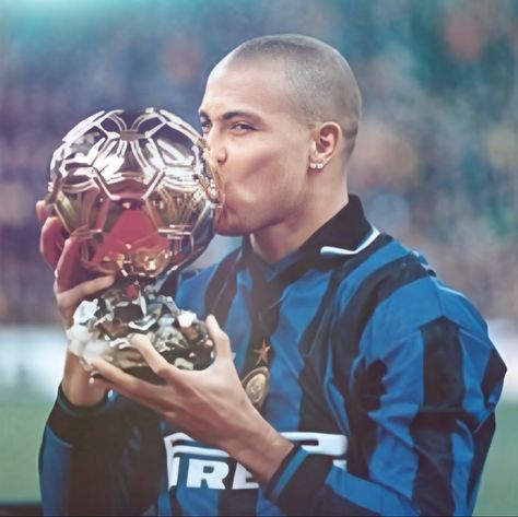 Ronaldo celebrates his Ballon d’or ar Inter Milan Ronaldo Inter, Ronaldo 9, Ronaldo Pictures, Bobby Charlton, Franz Beckenbauer, Lionel Messi Barcelona, Michael Owen, Johan Cruyff, George Best