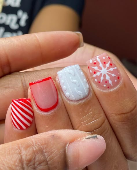 Christmas Nails Overlay, Short Short Christmas Nails, Shorties Nails Christmas, Kid Nail Designs Christmas, Red Christmas Nails Acrylic Short Simple, Overlay Nails Christmas, Cute Christmas Short Nails, Shorties Christmas Nails, Christmas Nail Red And Green