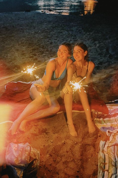 4th of July sparklers sand pose Forth Of July Pictures Ideas, 4th Of July Pictures With Friends, 4th Of July Poses, July 4th Photoshoot, 4th Of July Instagram Pictures, 4th Of July Picture Ideas, Fourth Of July Photoshoot, Fourth Of July Pictures, 4th Of July Friends