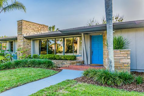 Featured Image Mid Century Florida Home, Mcm Beach House, House Exterior Florida, Modern Surf House, Mid Century Modern Beach House, Mid Century Beach House, Midcentury Ranch, House In California, Florida Project