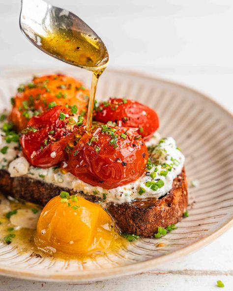 Herby cottage cheese toast with air fryer roasted tomatoes is a versatile, nutritious meal perfect for summer. Tomato Cottage Cheese, Cottage Cheese Toast, Creative Appetizers, Tomato Toast, Quick And Easy Soup, Spaghetti Recipe, Cheese Toast, Different Foods, Roasted Tomato