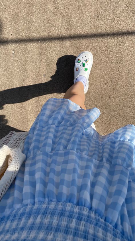 Aesthetic Outfits With Crocs, Crocs Fashion Outfit, Crocs Ootd, Croc Outfits Women, Crocs Aesthetic Outfit, How To Style Crocs, Aesthetic Crocs, Croc Outfits, White Tennis Shoes Outfit