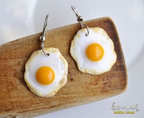 Crazy Earrings, Crea Fimo, Egg Food, Weird Jewelry, Quirky Earrings, Fried Eggs, Food Earrings, Cute Polymer Clay, Clay Food