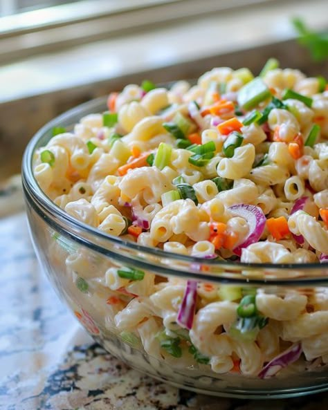 My Hawaiian friend showed me this recipe, and we've been making it ever since! Macaroni Salad For A Crowd, Potluck Salads Crowd Pleasers Simple, Hawaiian Macaroni Salad Recipe, Layered Pasta, Hawaiian Macaroni Salad, Sauce Spaghetti, Mac Salad, Macaroni Salad Recipe, Simple Green Salad