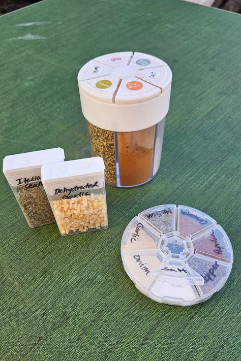 Store spices for camping in pill boxes, tic tic containers or sprinkle containers Camping Cooking Essentials, Camping Spice Storage, Camping Hacks Food Prep, Camping Seasoning Storage, Camping Storage Hacks, Camping Condiment Hacks, Nonperishable Food List Camping, Camping Pantry, Eggs Camping Hack