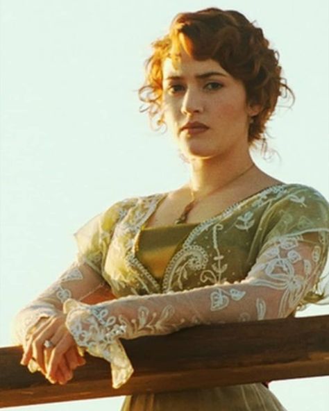 Kate Winslet on Instagram: “💖 #katewinslet #katewinsletfan #katewinslett #kateelizabethwinslet #leonardodicaprio #jackandrose #roseandjack #titanic #titan #titanic🚢…” Rose Dewitt Bukater, Titanic Kate Winslet, Belle Epoque Fashion, Kate Middleton Hair, Kate Middleton Pictures, Kate And Meghan, Titanic Movie, Teresa Palmer, Rms Titanic