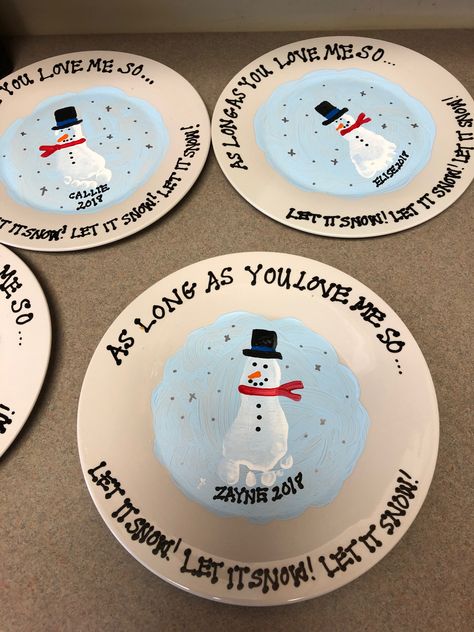 Infant Christmas Presents For Parents, Christmas Ornaments Infants, Daycare Parents Christmas Gifts, Baby Christmas Plate Craft, Holiday Plates Diy Kids, Infant Daycare Christmas Gifts For Parents, Christmas Plates Diy Kids Handprint, Handprint Christmas Plate, Handprint Plate Diy