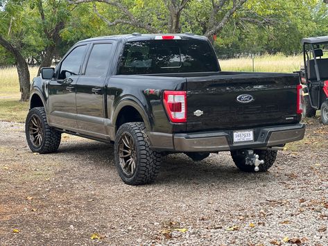 2021 Ford F-150 King Ranch on 22x10 Fuel Rebels, 33x12.5 Venom Power R/T’s, and Rough Country 3” Vertex Coilovers only up front. F150 Prerunner, F150 King Ranch, Ford King Ranch, Ford F150 King Ranch, Venom Powers, 2018 Ford F150, Ford 4x4, Truck Yeah, King Ranch