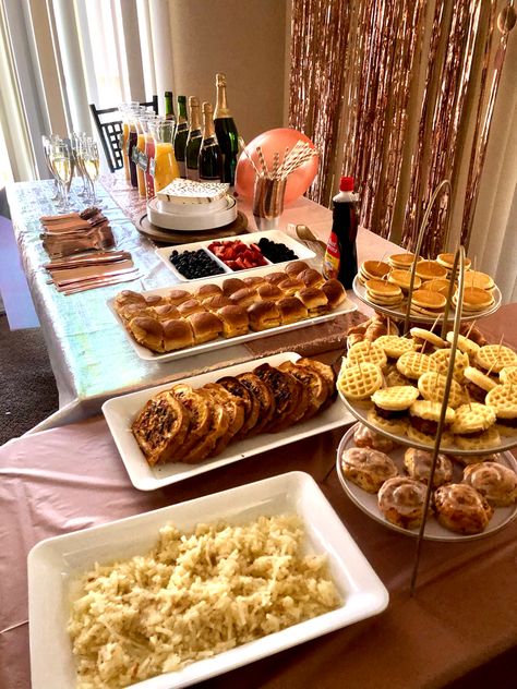 Mimosa Brunch Food Ideas, Mimosa And Breakfast Bar, Bachelorette Welcome Drinks, Galentine Brunch Table, Galentines Brunch Mimosa Bar, Mimosas And Brunch, Brunch Ideas Bachelorette, Rose Gold Brunch Decor, Muffins And Mimosas Party