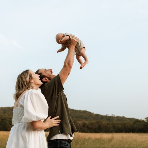 Family photos with 3 month old baby outside during the summer | Oh, Tannenbaum Photography 5 Month Old Family Photoshoot, 3 Month Family Photos, Family Photos 5 Month Old, Family Photoshoot With 3 Month Old, Family Pictures With 3 Month Old, Family Photos With 7 Month Old, 3 Month Old Family Photos, Family Photos 6 Month Old, Parents Photography