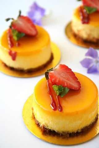 Postres lujosos para paladares exquisitos : Foto - enfemenino Mango Dessert, Mango Cheesecake, White Chocolate Cheesecake, Raspberry Sauce, Small Desserts, Mini Cheesecakes, Chocolate Cheesecake, Eclairs, Food Cakes