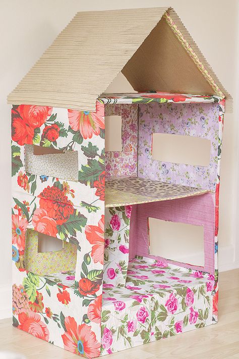 I’ve mentioned before that I love making things with cardboard boxes that would otherwise be thrown away. When we ended up with a huge one I knew I wanted to… Cardboard Box Houses, Cardboard Dollhouse, Cardboard Design, Cardboard Box Crafts, Cardboard Toys, Diy Xmas Gifts, Mini Doll House, Doll House Crafts, Dollhouse Projects