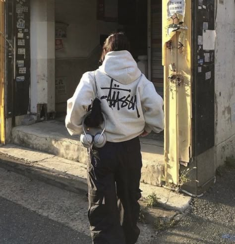 Outfit With White Hoodie, Skater Winter Outfits, Black Hoodie Outfit Women, Hoodie Streetwear Outfit, Stussy Aesthetic, Streetwear Style Outfits, Clean Streetwear, Street Wear Aesthetic, Stussy Hoodie