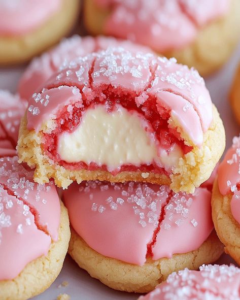 Soft Strawberry Cheesecake Cookies - Sweet & Creamy Bites Cheesecake Cookies Easy, Strawberry Cheesecake Cookies, Cheesecake Cookies Recipes, Stuffed Cookies, Caramel Crunch, Classic Cheesecake, Cookies Easy, Strawberry Cookies, Cream Cheese Cookies