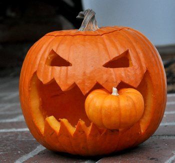 Love this idea for a Halloween pumpkin eating another pumpkin. CANNIBAL PUMPKIN! |  by Baking Bites Pumpkin Carving Ideas Easy, Strašidelný Halloween, Cute Pumpkin Carving, Scary Halloween Decorations Diy, Halloween Pumpkin Carving Stencils, Pumkin Carving, Biggest Pumpkin, Creative Pumpkin Carving, Easy Pumpkin Carving