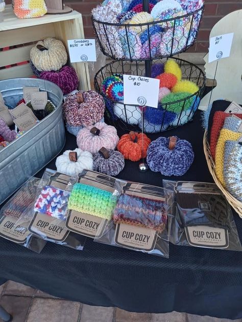 How To Display Crochet Items, Market Displays Booth Ideas Crochet, Crochet Sale Display, Crochet Displays Craft Show, Crochet Craft Booth Display Ideas, Display Crochet Items Craft Fairs, Crochet Market Stall Ideas, Crochet Craft Fair Set Up, Vendor Booth Display Ideas Crochet