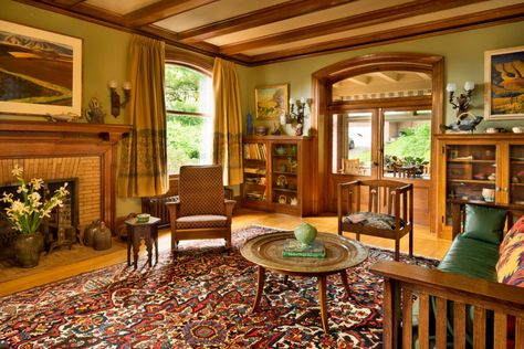 Gentle Stewards for a 1908 House | Arts & Crafts Homes and the Revival Living Room Classic Design, Arts And Crafts Living Room, Craftsman Style Living Room, Craftsman Living Rooms, Craftsman Interiors, 1920s Decor, Craftsman Living Room, Oak Mantel, Arts And Crafts Interiors