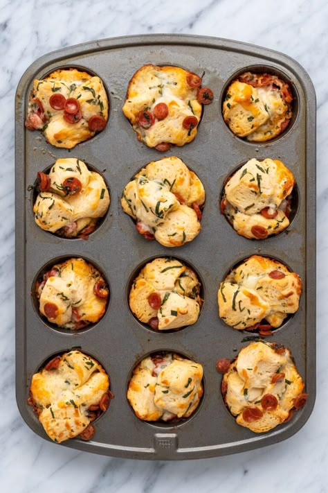 Using Canned Biscuits, Pizza Muffins Recipe, Grand Biscuit Recipes, Pillsbury Biscuit Recipes, Pizza Poppers, Pepperoni Pizza Bites, Pizza Cups, Biscuit Pizza, Canned Biscuits