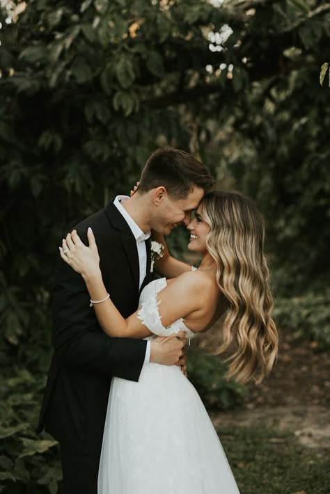 Bride And Groom Photoshoot Ideas, Must Have Bride And Groom Photos, Must Take Wedding Pictures, Small Wedding Party Photos, Garden Wedding Hair, Simplistic Wedding, Photos Of The Bride, Bride And Groom Wedding Photos, Small Wedding Photography