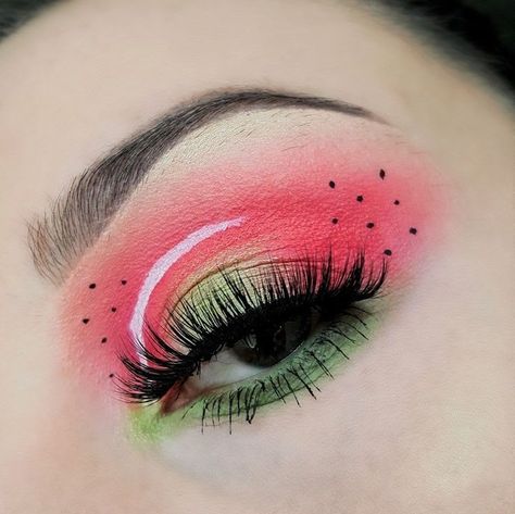 Fruit Inspired Makeup Looks, Watermelon Makeup Eye, Watermelon Eyeshadow Look, Watermelon Eye Makeup, Fruit Makeup Looks, Watermelon Eyeshadow, Strawberry Eye Makeup, Fruit Inspired Makeup, Fruity Makeup