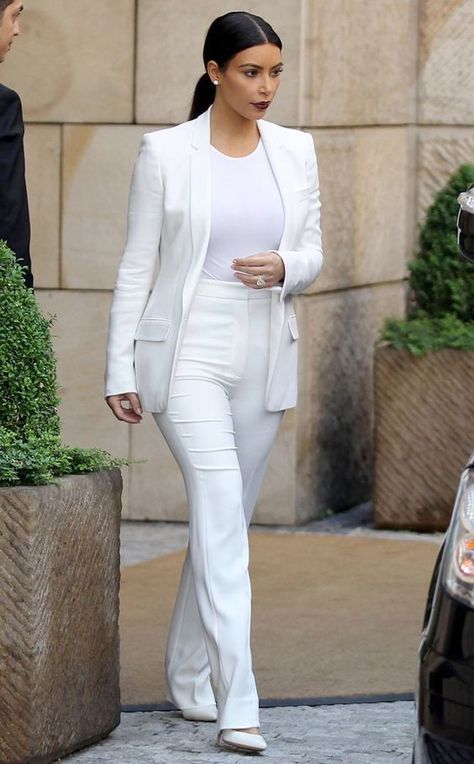 Comment bien choisir son tailleur quand on est une femme ? - Bien habillée Estilo Kardashian, Kim Kardashian Outfits, Kim And Kanye, Kardashian Outfit, Kim Kardashian And Kanye, Kim Kardashian Style, All White Outfit, Kardashian Style, Celebrity Street Style