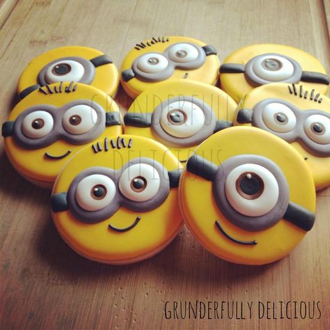 EYES - white dot adds dimension  Cute Minions | Cookie Connection Minion Cookies, Cookies Decoradas, Cookie Connection, Sugar Cookie Designs, Pretty Cookies, Cookies For Kids, Fancy Cookies, Creative Cookies, Cookie Inspiration