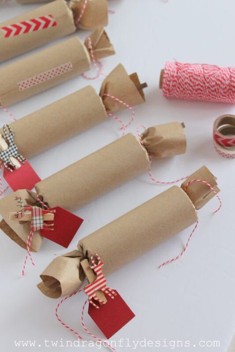 Make Your Own Crackers, Diy Christmas Crackers, Zero Waste Christmas, Paper Towel Tubes, Traditional Holiday Decor, Christmas Cracker, Toilet Paper Roll Crafts, Paper Roll Crafts, Art Attack