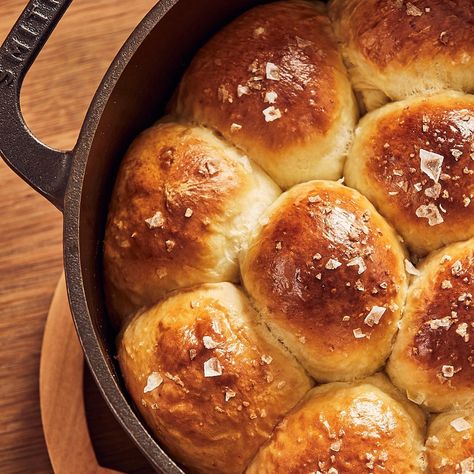 Dutch Oven Dinner Rolls Dutch Oven Recipes Cast Iron, Artisan Rolls, Dutch Oven Bread, Dutch Oven Cooking, Dutch Oven Recipes, Cast Iron Recipes, Cast Iron Dutch Oven, Oven Recipes, Instant Yeast