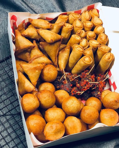 Small chops in Abuja 😍 Content: 20 samosa 20 springrolls 10 beef 20 puff puff #smallchops #abujasmallchops #smallchopsvendor #omohblizconfectionery Small Chops Package In Nigeria, Puff Pastry Designs, Nigerian Snacks, Birthday Picnics, Small Chops, Wedding Food Bars, Nigeria Food, Food Snap, Food Business Ideas