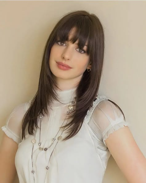 Anne Hathaway Short Hair, Bangs Hairstyle, Brunette Hair With Highlights, Long Hair With Bangs, Colored Hair, Haircuts For Long Hair, Anne Hathaway, Oval Faces, Shoulder Length Hair