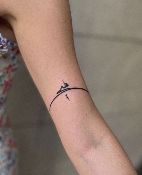 Persian Tattoo Ideas, Persian Calligraphy Tattoo, Unforgettable Tattoo, Couple Wrist Tattoos, Trend Tattoo, Small Geometric Tattoo, Word Tattoo Ideas, Persian Tattoo, Cute Finger Tattoos