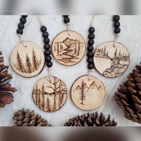 Wood Slice Ornaments Wood Burned Decor Christmas Ornament - Etsy België Wood Burned Ornaments, Wood Burned Gifts, House Decor Farmhouse, Wood Slice Ornaments, Ornaments Wood, Wood Burn Designs, Wood Slice Art, Wood Art Projects, Rustic Ornaments