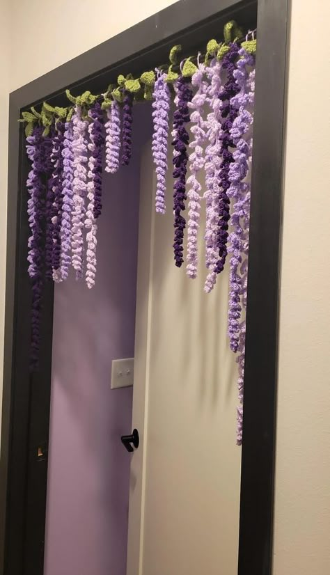 Crochet For Bedroom Decor, Crochet Flowers Decoration, Crochet Aesthetic Decor, Crochet Projects For Bedroom, Crochet For Apartment, Crochet Hanging Wisteria, Crochet Door Curtains Free Pattern, Crochet Bedroom Ideas, Crochet Flower Vine Pattern Free