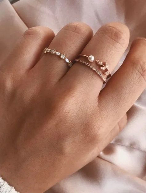 15 Hermosos anillos de compromiso rose gold para dar el SÍ Womens Rings Simple, Anting Manik, Morganite Engagement Ring, Rose Engagement Ring, Leaf Ring, Hand Jewelry, 가을 패션, Rings Simple, Rose Gold Engagement Ring