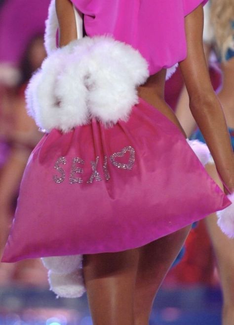 Alessandra Ambrosio Vs Angel Aesthetic, Victoria Secret Angel Aesthetic 2000s, 2000s Victorias Secret Runway, Victoria Secret 2005 Christmas, Victorias Secret Angel Aesthetic Pink, Victoria Secret Christmas, Y2k Victoria Secret Pink, Victoria's Secret Aesthetic, Victoria Secret Runway