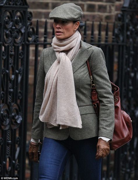 Ivy Cap Outfit Women, Flat Cap Women Outfits, Newsboy Cap Women Outfit, Newboys Hat, Flat Cap Outfit, Flat Cap Women, Melanie Sykes, Newsboy Cap Women, Parisian Woman