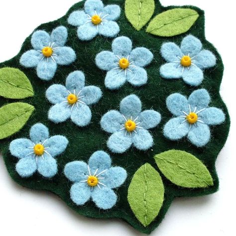 Felt Forget Me Not Flower, Forget Me Knots, Laura Howard, Felt Craft Projects, Felted Wool Crafts, Penny Rugs, Wool Projects, Forget Me Nots, Felting Tutorials