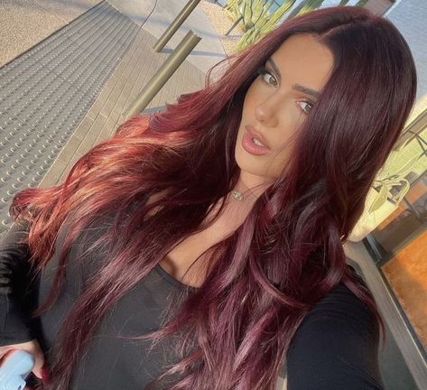 Hair For Wedding Guest, Hair For Wedding, Pelo Color Vino, The Wet Look, Red Violet Hair, Wine Hair Color, Red Hair Looks, Rambut Brunette, Wine Red Hair