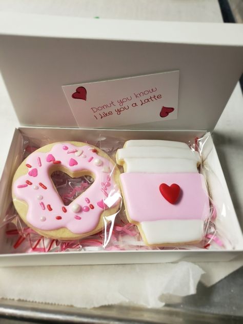 Valentine Cookie Boxes, Valentines Day Sugar Cookies Decorated, Valentine Treat Boxes Ideas, Valentines Sugar Cookies Decorated, Valentines Day Cookie Sets, Valentines Sugar Cookies, Valentines Day Sugar Cookies, Valentine Cookies Decorated, Heart Sugar Cookie