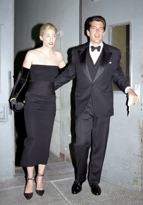 Caroline Bassett, Carolyn Bessette Style, Carolyne Bessette, 90s Minimalism Fashion, Carolyn Bassette, Caroline Bessette, Old Money Couple, Money Couple, Alexa Chung Style