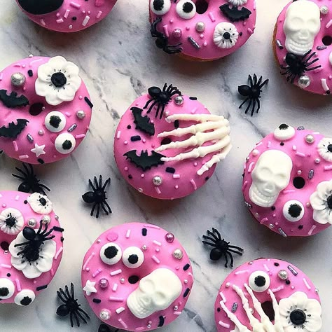 Fall Donuts, Donut Decorating Ideas, Pumpkin Patch Birthday, Halloween Donuts, Halloween Cake Pops, Cute Christmas Cookies, Donut Decorations, Mini Doughnuts, Kawaii Dessert